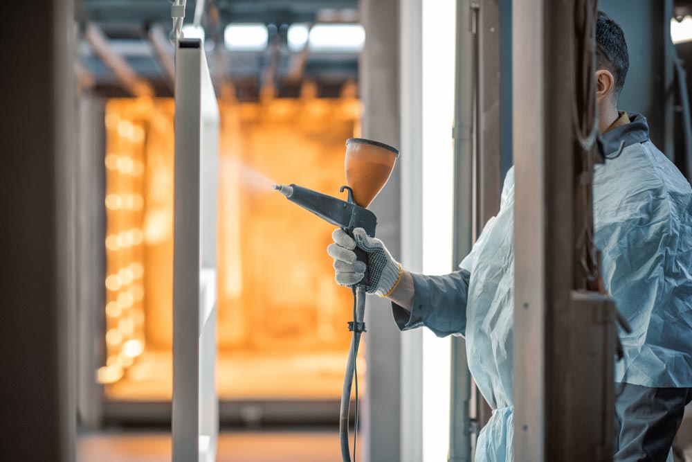 Målare målar metallprodukter med slitstark pulverfärg